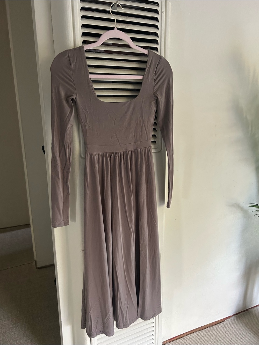 Wilfred Long-Sleeve Scoop Midi Dress in Mauve Taupe